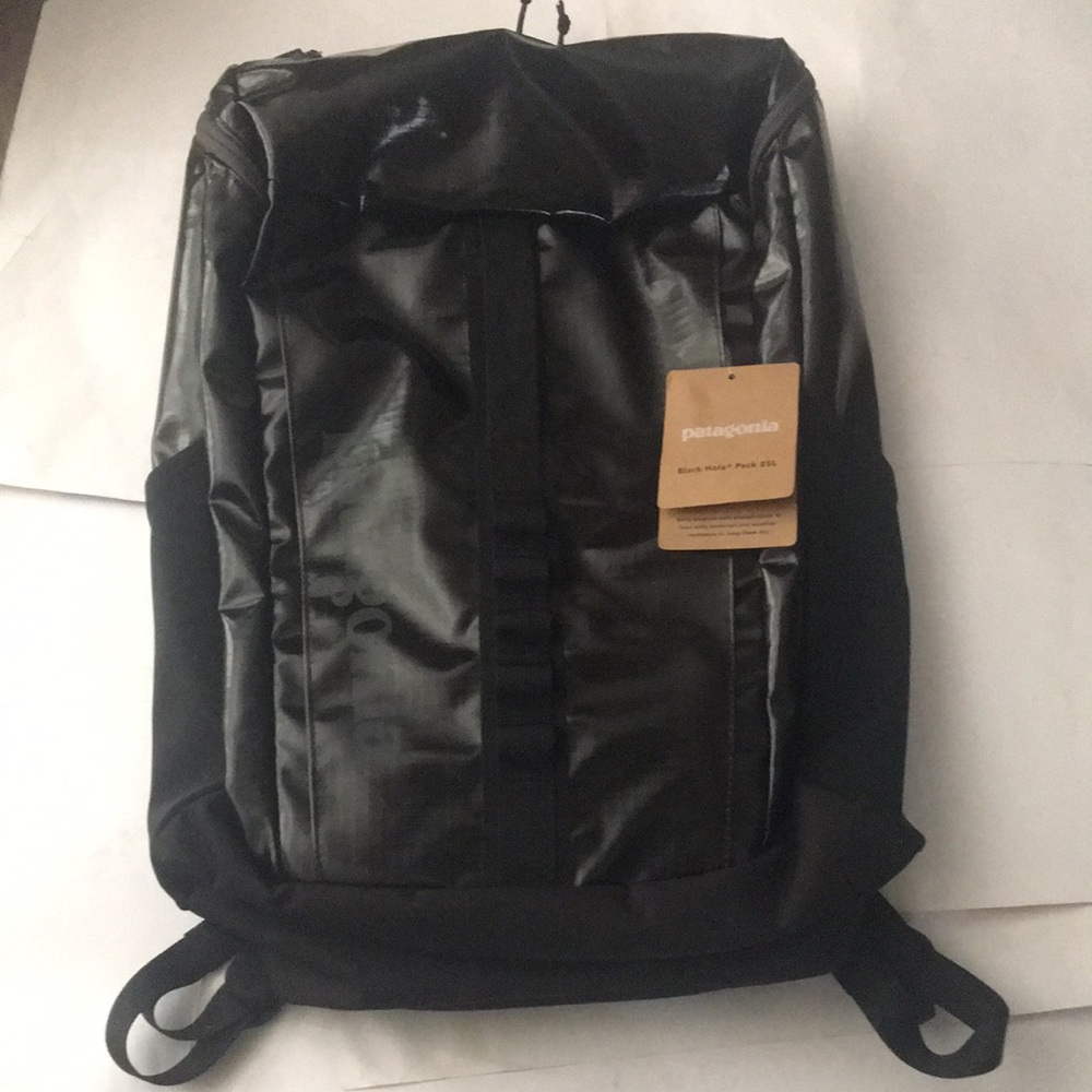 Patagonia Black Hole 25L Backpack New with tags Black